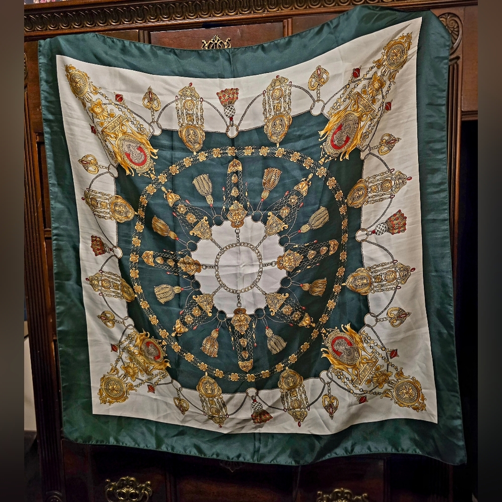 Vintage Elegant Green and Gold Wall Scarf